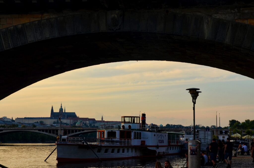 Bateau sur la Vltava à Prague. Visite Prague